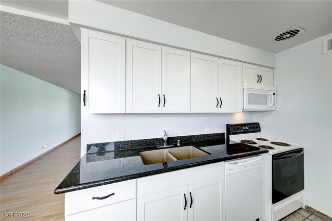 Building Photo - 1700 Rexford Dr