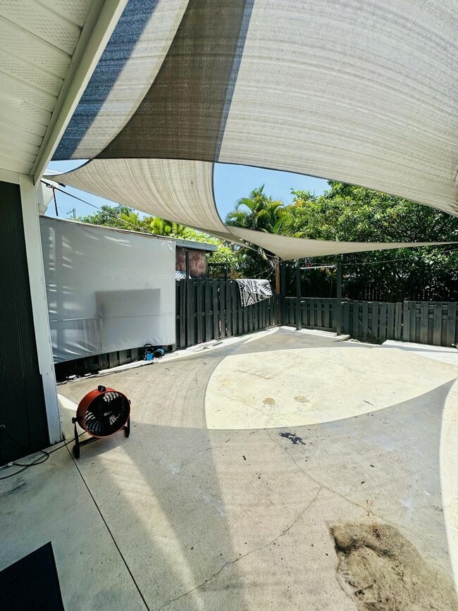 Building Photo - 850 Hill Dr