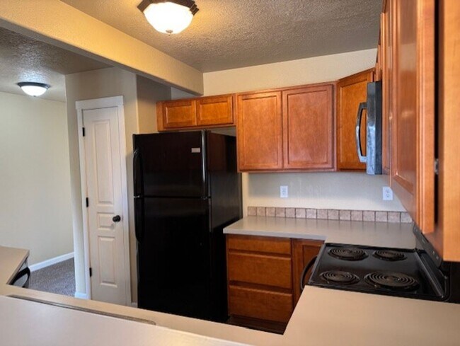 Building Photo - MOVE IN SPECIAL $500 OFF FIRST MONTHS RENT / Duplex SW Redmond