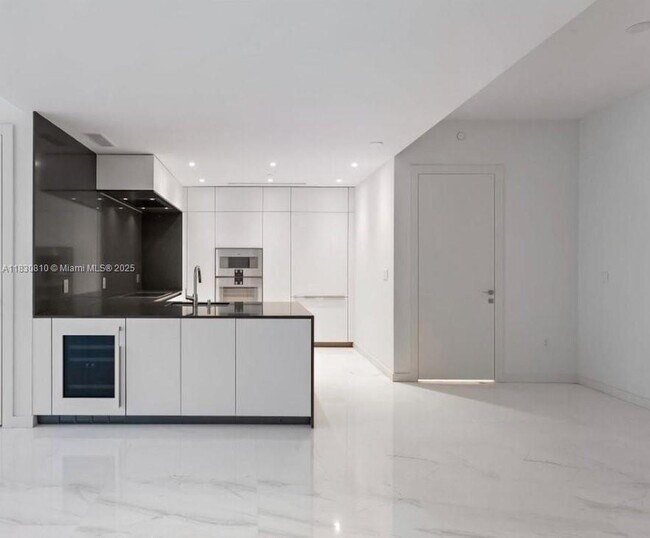 Building Photo - 300 Biscayne Blvd Way