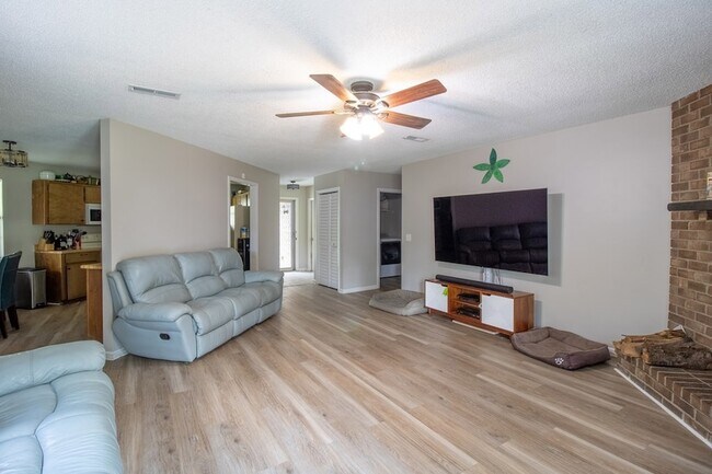 Building Photo - 21 Pinewood Ln