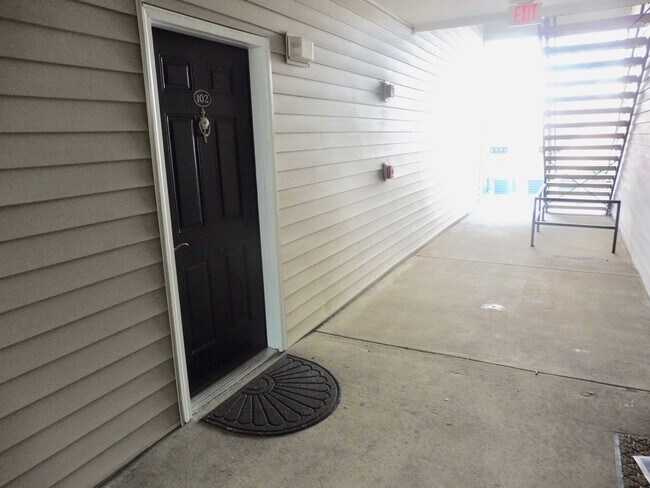 Building Photo - Private Ground Floor Condo in the Heart of Germantown
