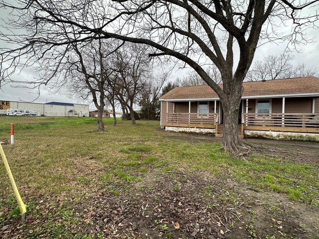 Building Photo - 906 Eagle Ave
