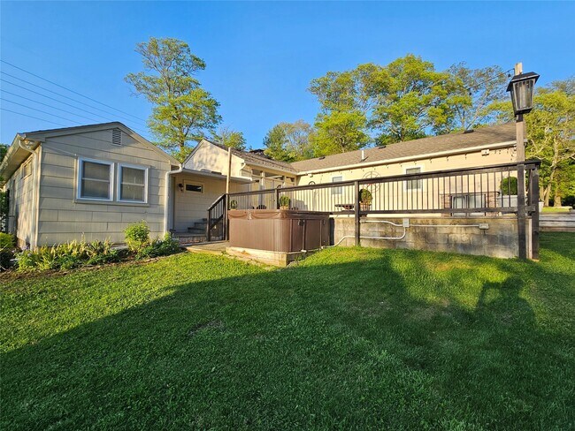 Building Photo - 13 Old Quaker Hill Rd