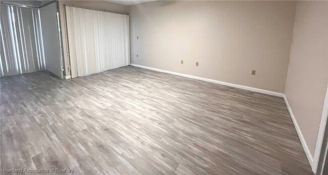 Building Photo - 3915 Edgewater Dr