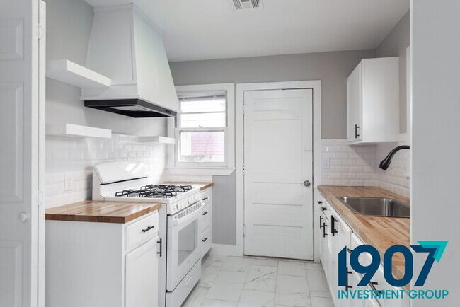 Building Photo - Completely Updated 3-Bed, 2-Bath Home in O...