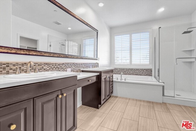 Building Photo - 577 Comet Ave