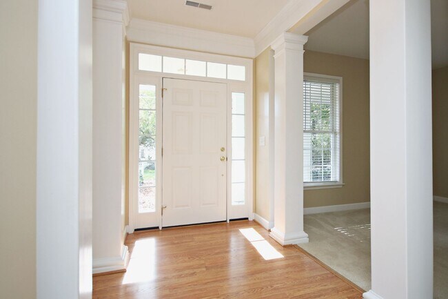 Building Photo - Move-in Ready + Dog Friendly End-Unit Crozet Home