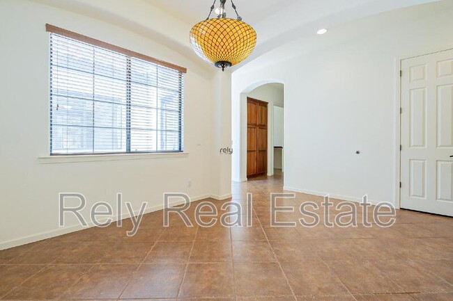 Building Photo - 734 W Juniper Ln