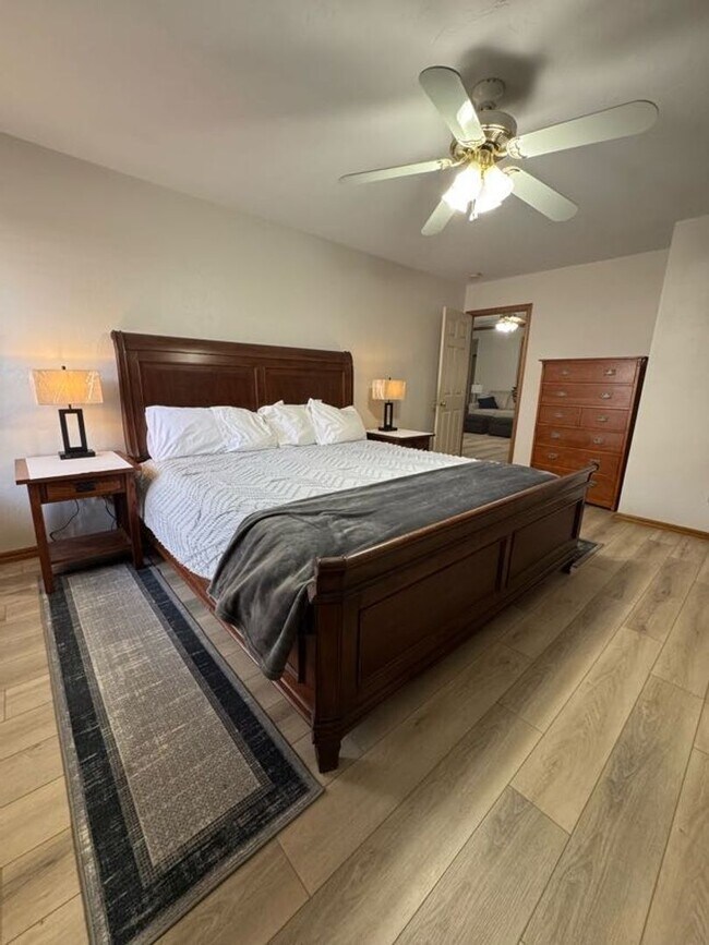 Building Photo - Fully Furnished, Short-Term Rental - (3) Bed/(2) Bath + Office! Pool Access!