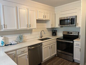 Building Photo - Walk to the Beach! Beautifully Remodeled/Furnished Fiddler's Cove