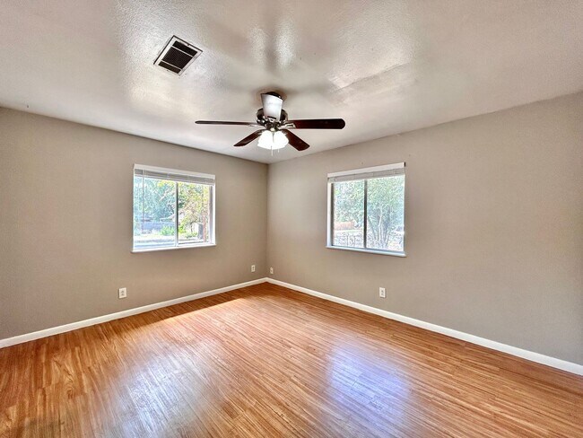 Building Photo - 3 Bed, 2 Bath Home – Fully Equipped & Move-In Ready!