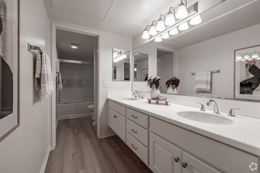 1BR, 1BA - 954SF - Bathroom - ARTÀ Apartments