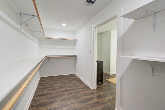 Building Photo - 5906 Hilary St