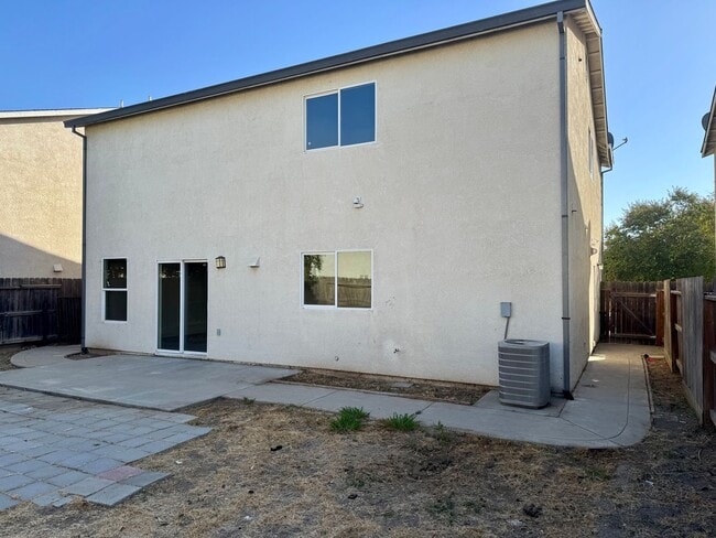 Building Photo - Newly Updated 3 Bedroom 2 1/2 Bath North M...