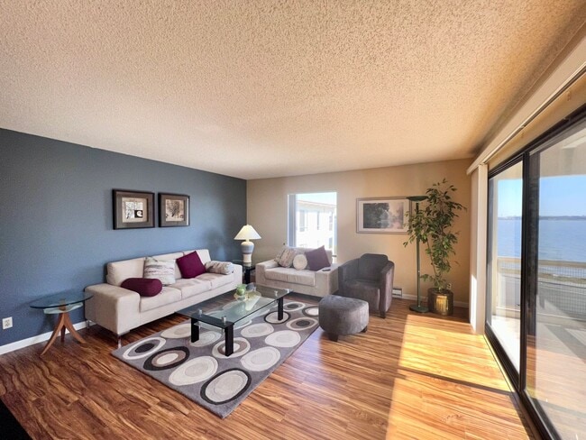 Building Photo - Large furnished one bedroom with spectacular water views