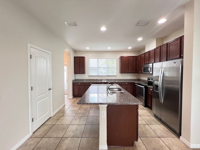 Building Photo - Beautiful Townhouse at Windermere availabl...