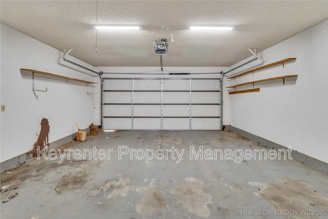 Building Photo - 9305 S Land Ave