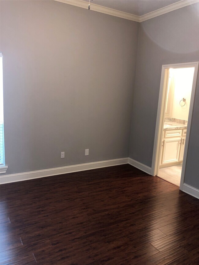 Building Photo - 10310 Chevy Chase Dr