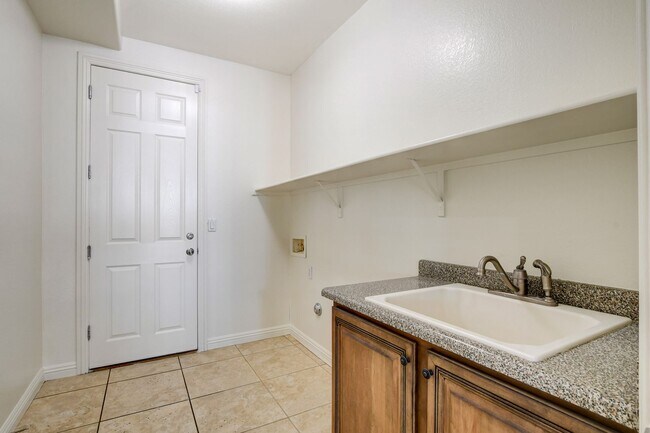 Building Photo - Single Family Home on 20k SQFT Lot in Gated Community