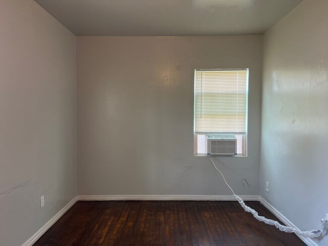 Building Photo - Charming 2 Bedroom