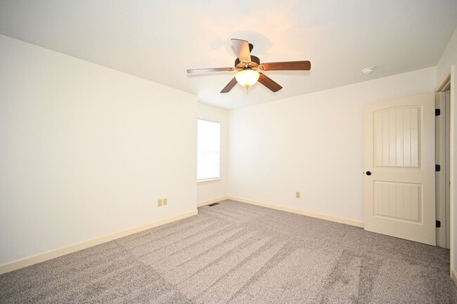 Building Photo - 2 bedroom, 2.5 baths townhouse with 1 car garage in Oak Valley Estates!