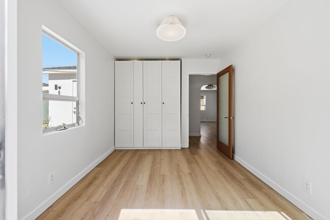 Building Photo - Amazing Del Rey House Available