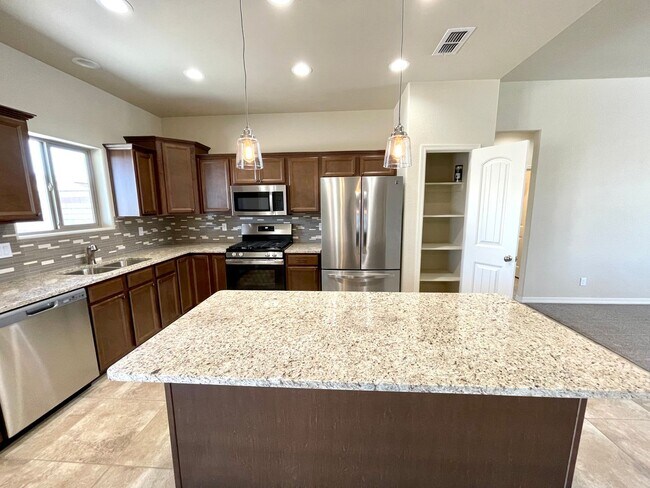 Building Photo - Beautiful 3 Bedroom Home in Southern Vistas w/ Solar!