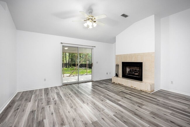 Building Photo - Nicely remodeled 4 bedroom 2 bath home In Hickory Forest