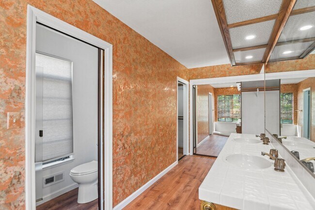 Building Photo - Beautiful big house with great school district. Gustavo Lopez AMSI