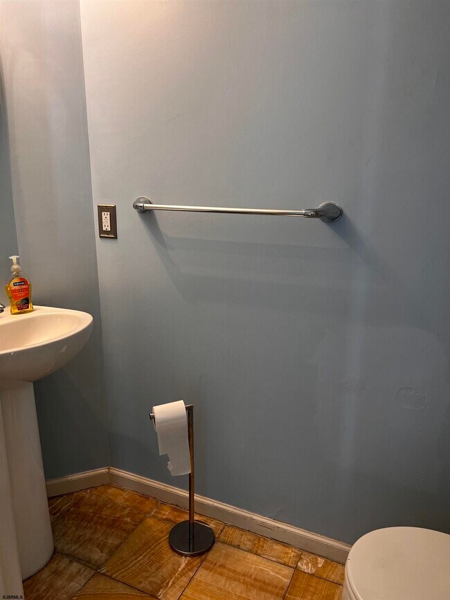 Building Photo - 704 St Thomas Dr