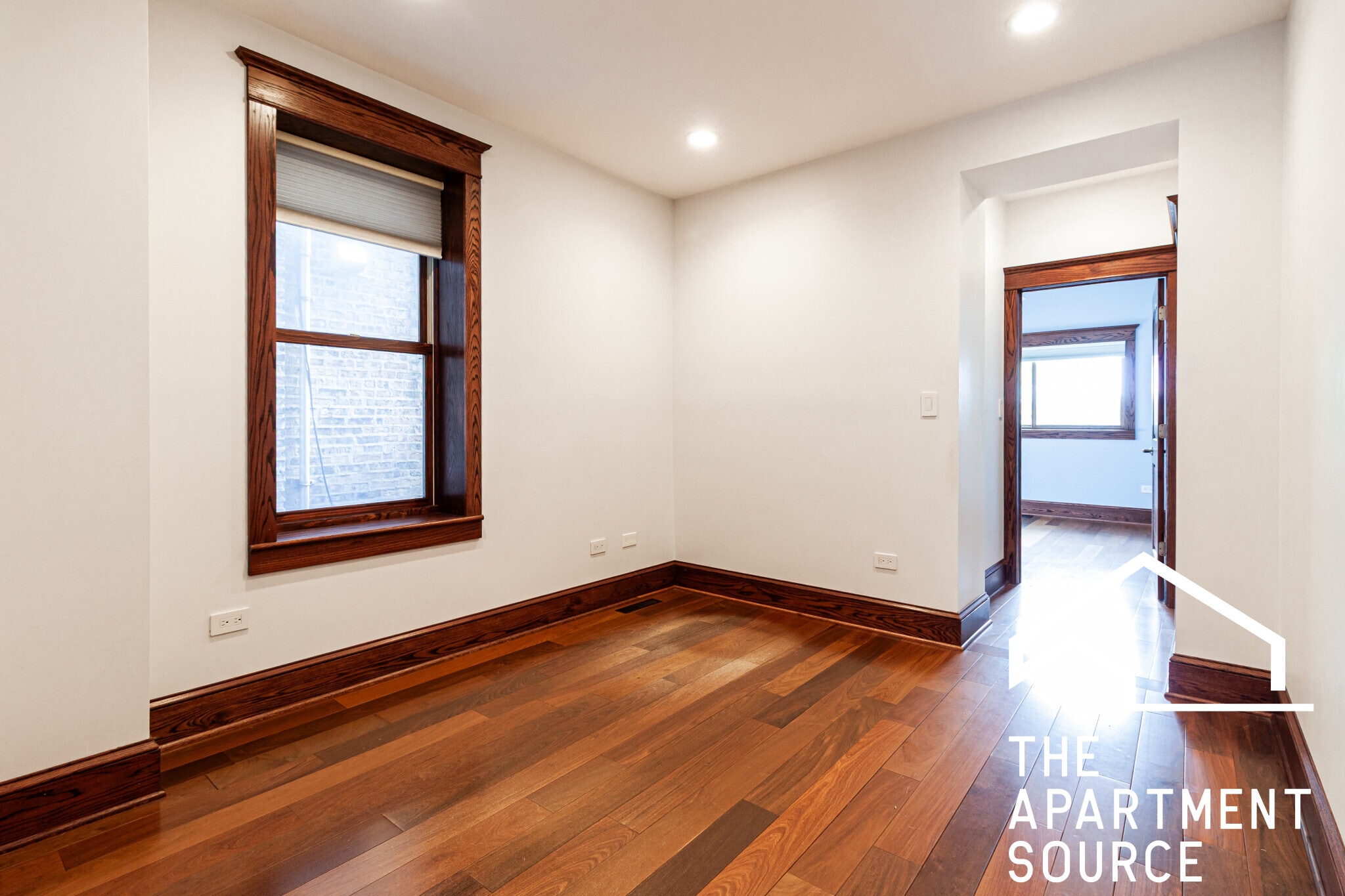 Building Photo - 1019 W Oakdale Ave