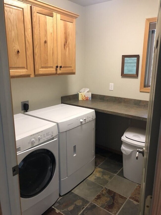 Building Photo - House on Finley Point Fully Furnished