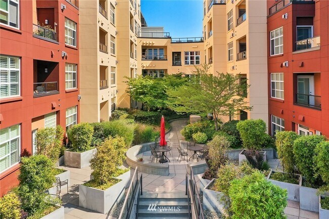 Building Photo - 410 NE 70th St