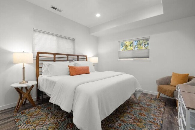 Building Photo - 4 Bed, 2 Bath, Fully Furnished, 2 Level Home, Fenced Yard