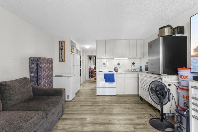 Building Photo - Makaha Surfside - One Bedroom