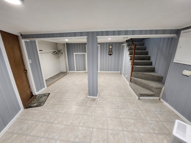 Building Photo - 10 Violet Rd