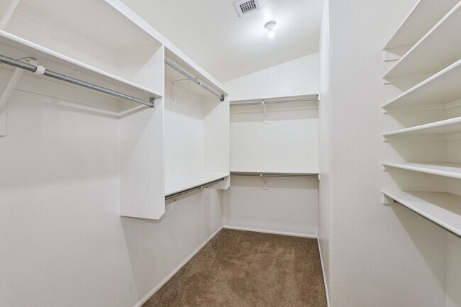 Building Photo - Spacious 2 Story 4 Bedroom 2.5 Bath Home L...