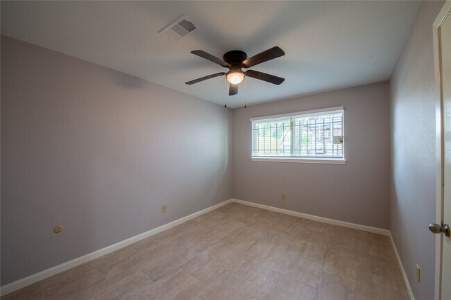 Building Photo - 1011 Twinbrooke Dr