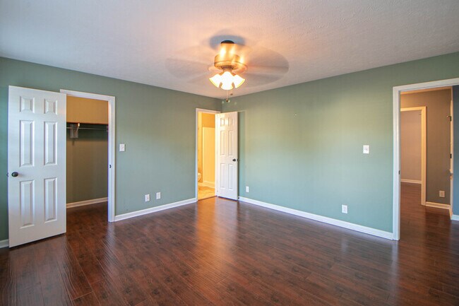 Building Photo - 570 Somerset Ln