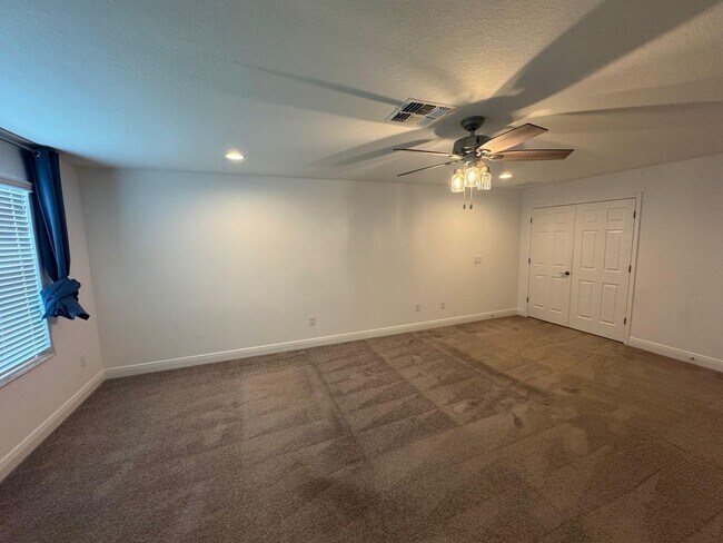 Building Photo - Spacious 5-Bedroom Riverview Home