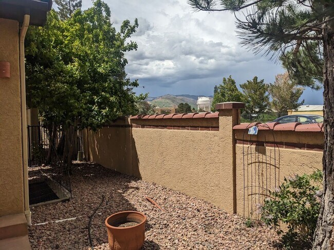 Building Photo - Westside Residence Near Kissing Camels & G...