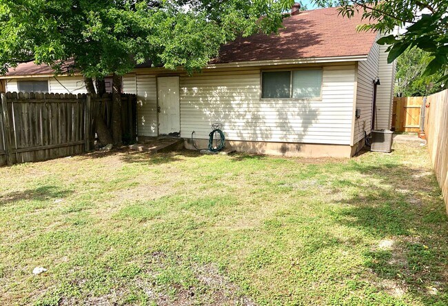 Building Photo - 10302 Annie Oakley Trail