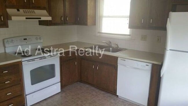 Building Photo - Shawnee Duplex-Available NOW!!