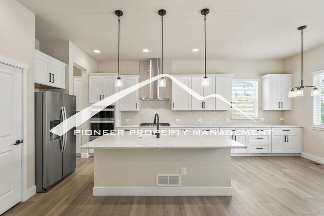 Building Photo - Main Floor Primary Home in Flying Horse with 5 Bedrooms, Gourmet Kitchen, Finished Basement & 4-C...