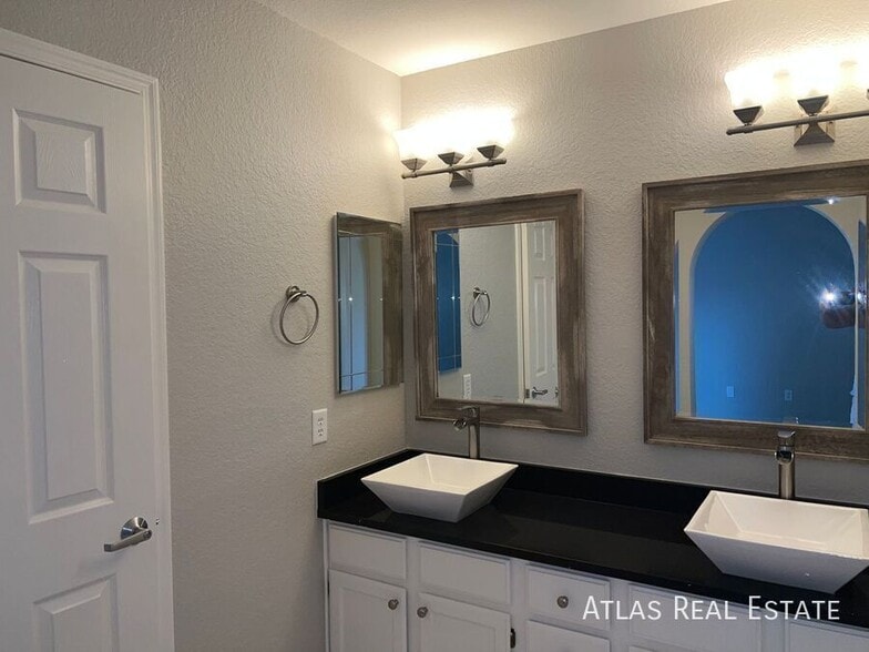 Building Photo - 4145 W Bluefield Ave