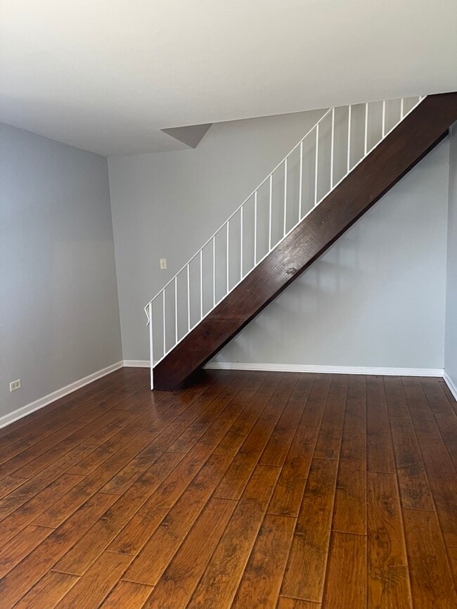 Building Photo - 423 James Ct