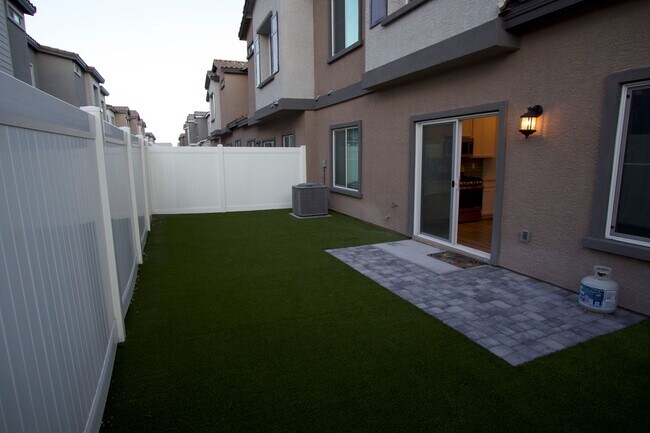 Building Photo - Spacious 2 Story Townhome!