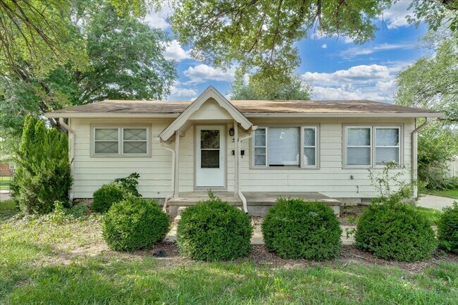 Building Photo - Three Bedroom Home in Derby!