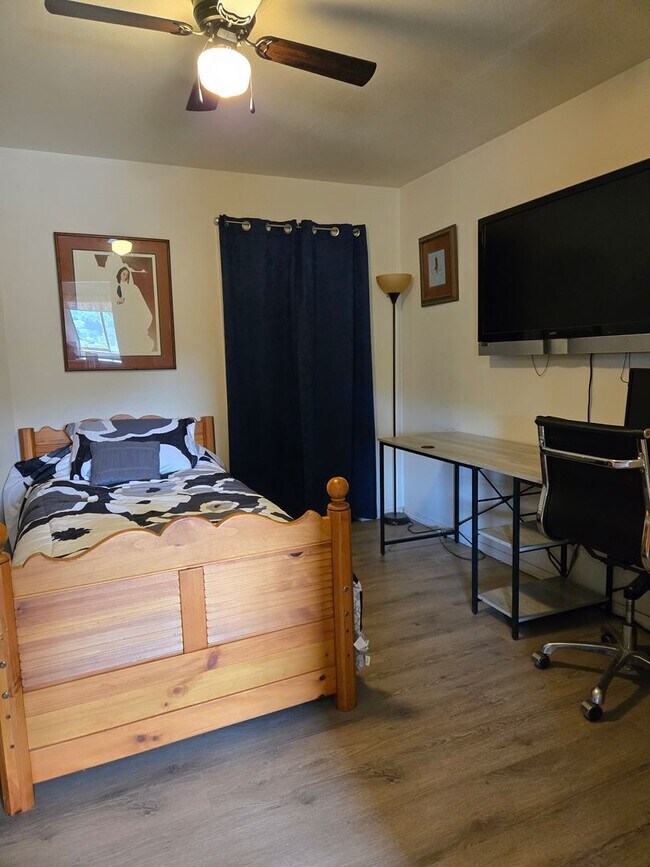 Building Photo - Furnished Four Bedroom Home With Sierra Bl...